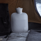 Grote Warmwaterkruik 2 Liter met Zachte Fleece Hoes – Lekvrije Sluiting, Warmte voor Voeten, Handen & Rug, 4 Kleuren Grijs