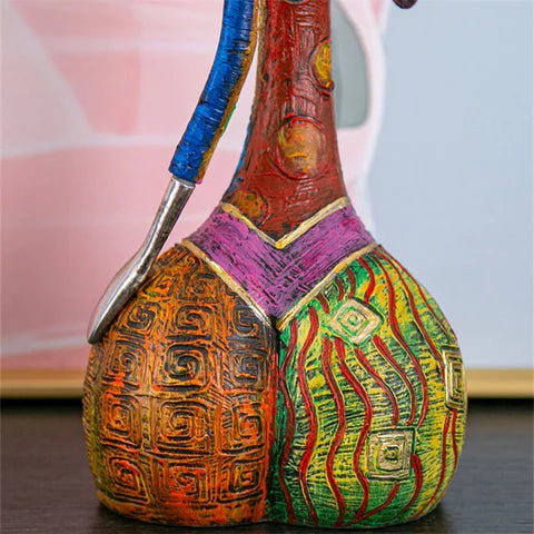Abstract Vrouwenbeeldje van Duurzame Hars in Levendige Kleuren – Handgemaakt Kunstwerk voor Modern Interieur