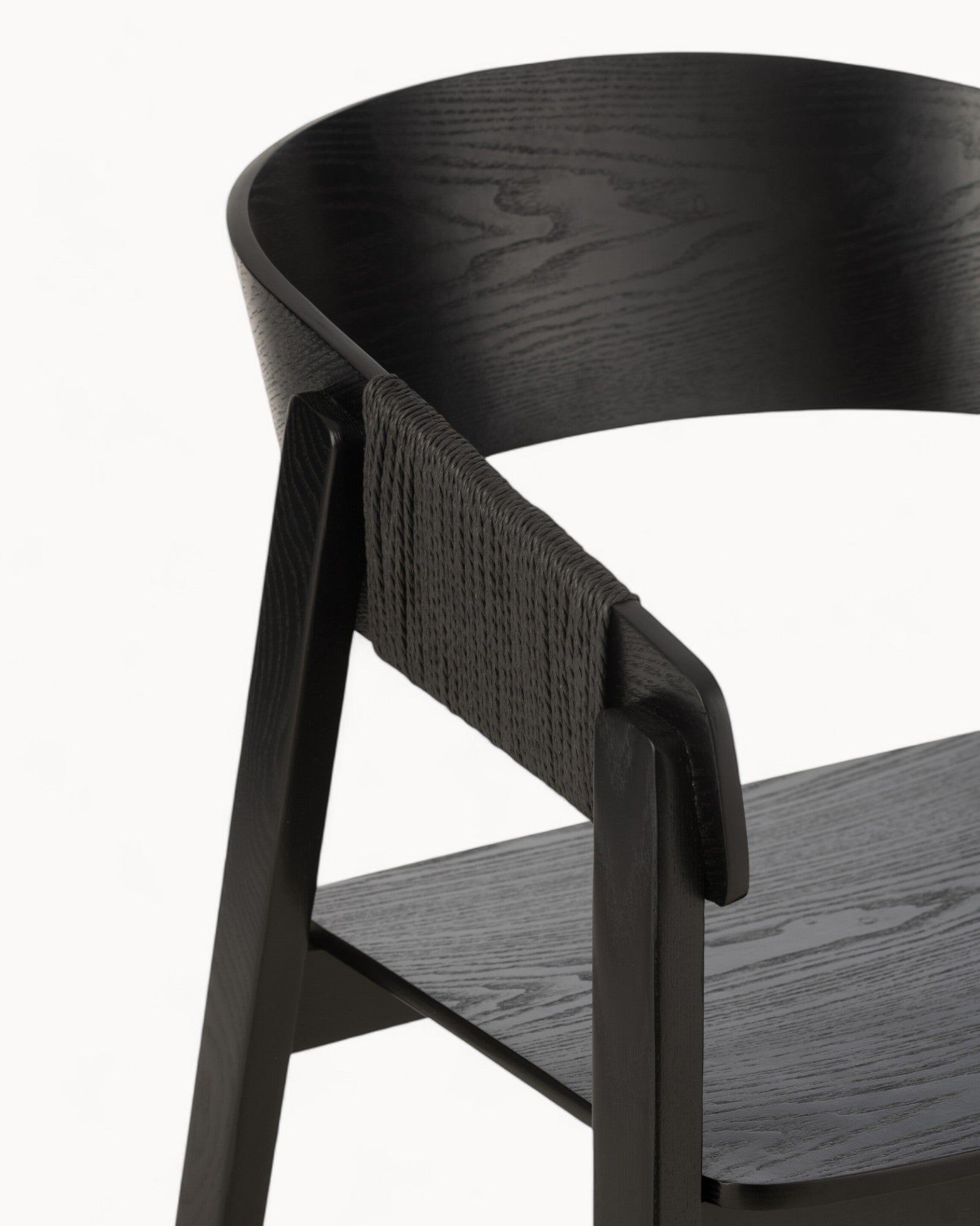 Eetkamerstoel van Essenhout met Zwart Touw – Minimalistisch en Comfortabel Ontwerp voor Moderne Interieurs 4