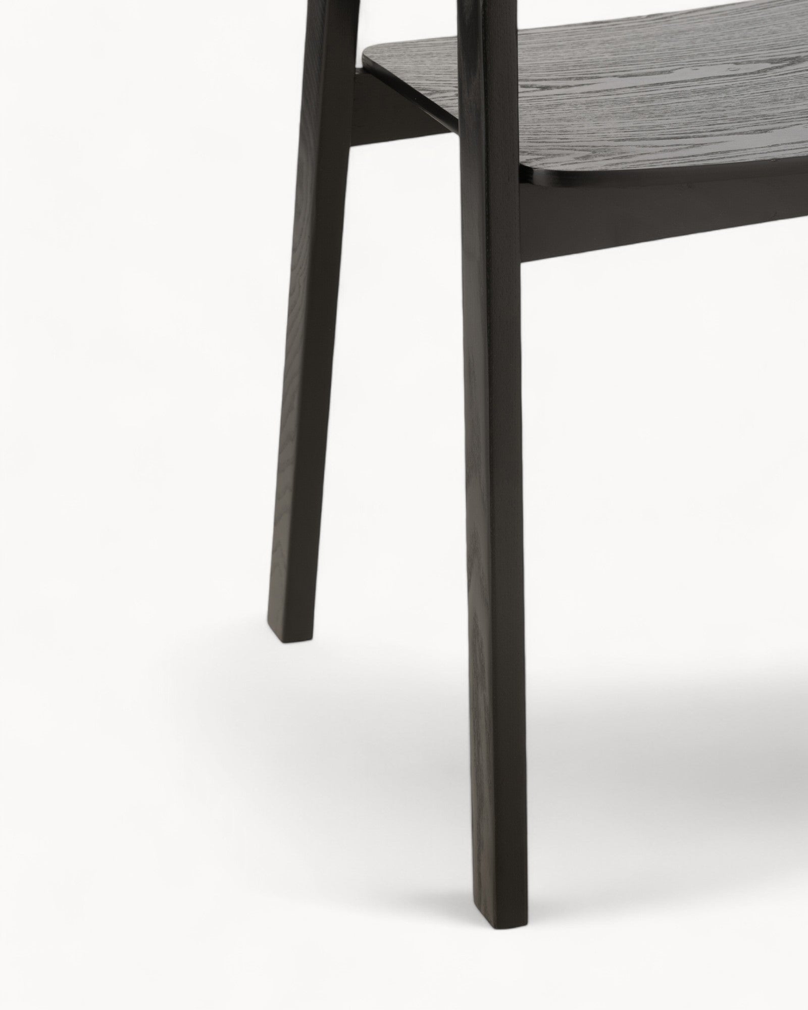 Eetkamerstoel van Essenhout met Zwart Touw – Minimalistisch en Comfortabel Ontwerp voor Moderne Interieurs 5