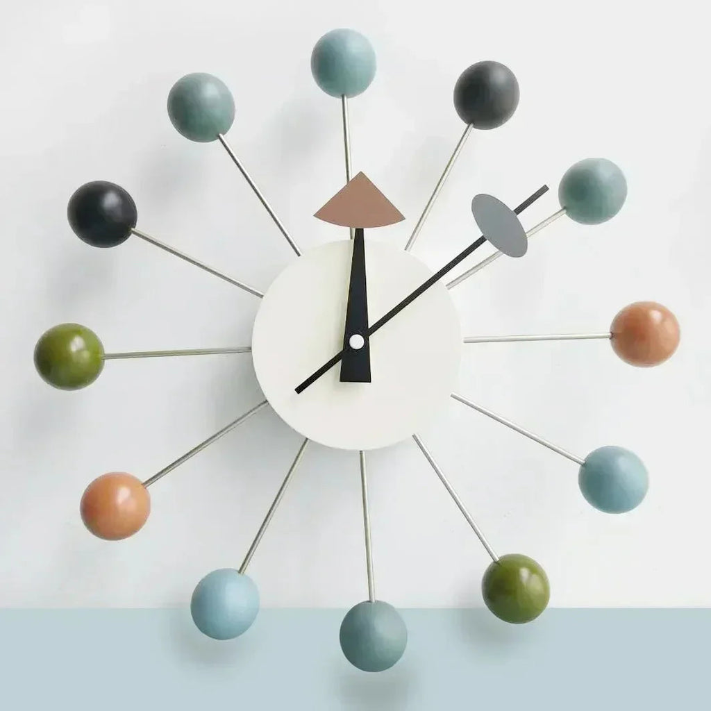 Moderne Wandklok 33 cm met Stil Kwartsmechanisme en Kleurrijke Houten Ballen voor Speelse Interieurs