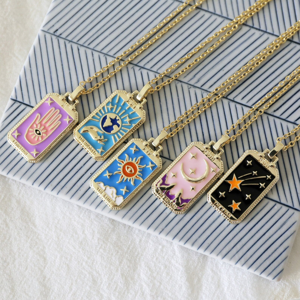 Tarotkaarten Ketting – Tarot Hanger Ketting van Roestvrij Staal, Zon, Maan, Ster & Wereld, Elk met Eigen Betekenis – Amore